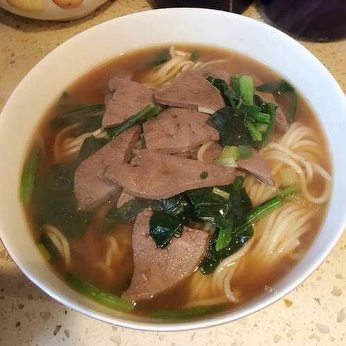 美味的枸杞叶猪肝瘦肉汤面
