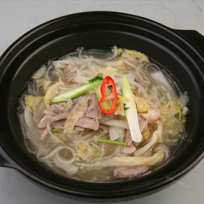 美味的砂锅炖酸菜