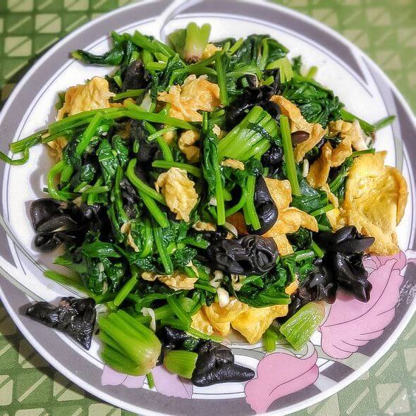 家常菠菜杆炒鸡蛋