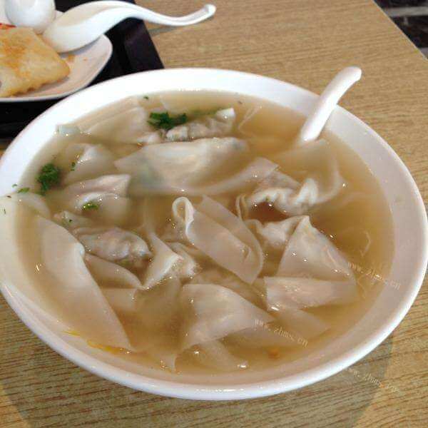 美味的自制芦笋粉小馄饨皮