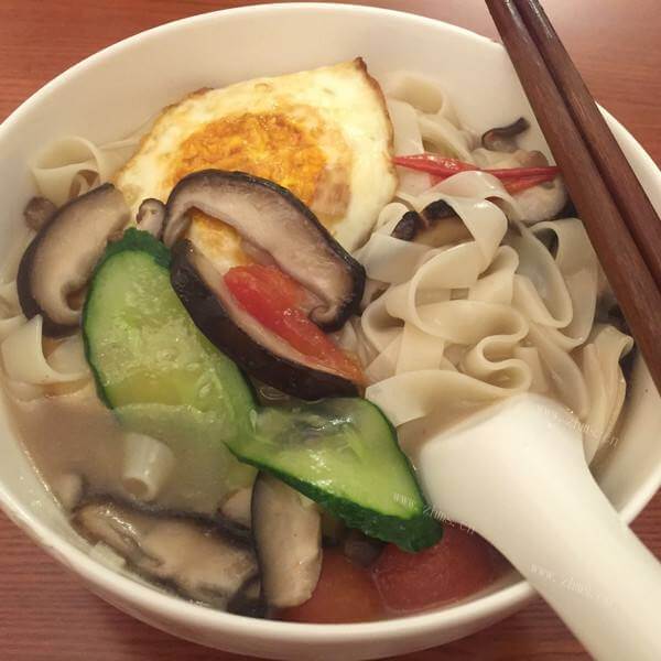 好吃的番茄油菜香菇鸡蛋面