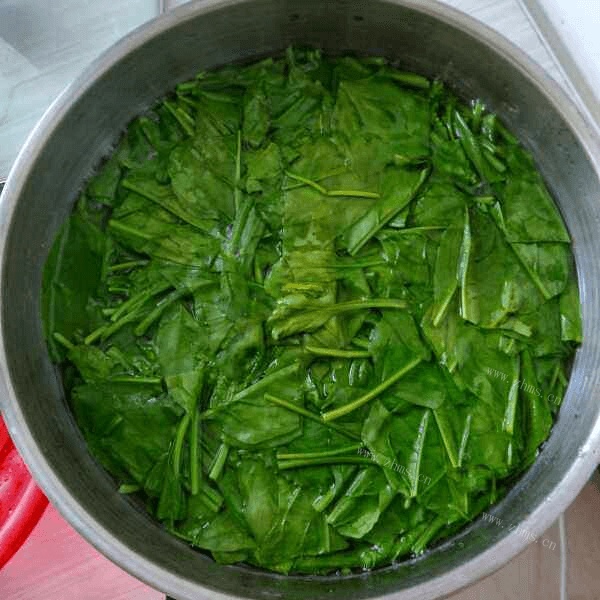 下酒菜果仁菠菜做法图解3)