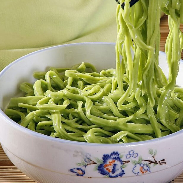 家常自制菠菜手擀面