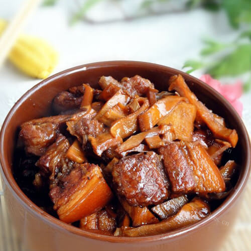 美味的方笋干煮五花肉