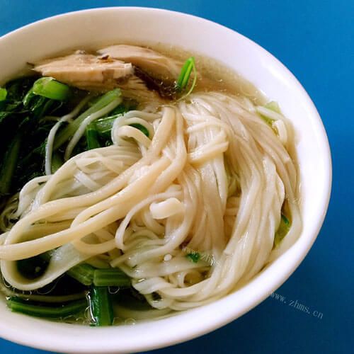 鲜美的菌菇火腿鸡汤面
