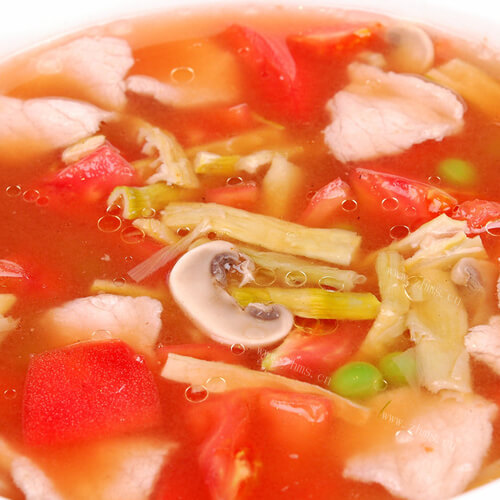美味的冰豆腐番茄花菜汤
