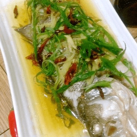 家常菜清蒸鲈鱼
