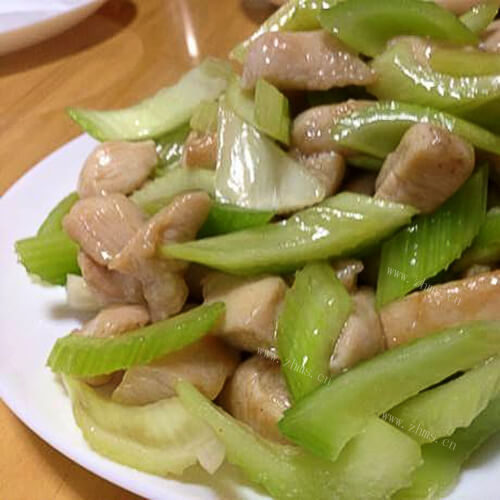 美味的香芹炒鸡肉