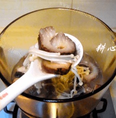 好吃的菌菇海参汤做法图解6)