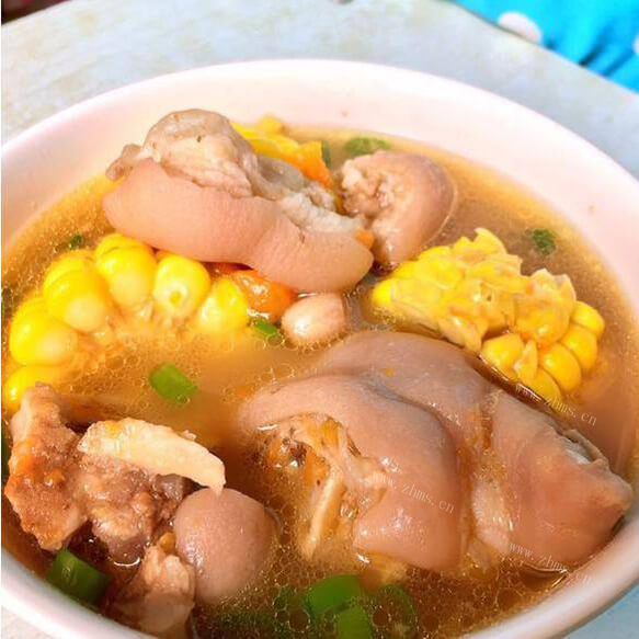 美味的玉米炖猪蹄儿 