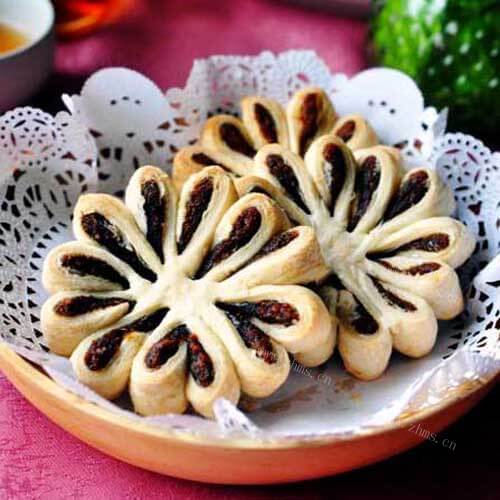传统美食豆沙馅菊花酥