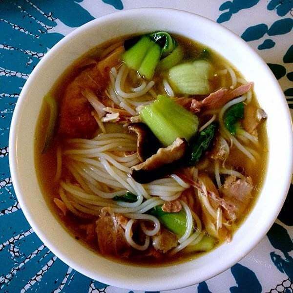 美味的香菇豆苗米线