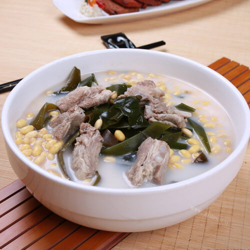 美味的黄豆薏米海带汤
