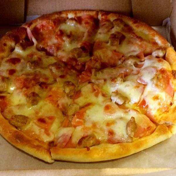 美味的鸡胸肉牛排披萨