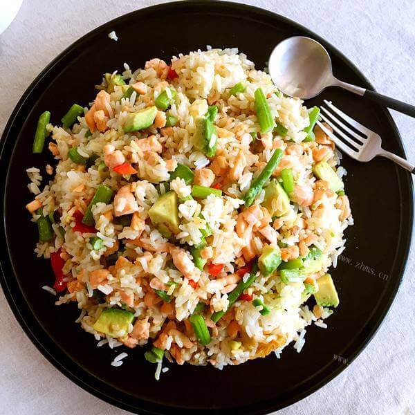 鲜美榆钱三文鱼炒饭