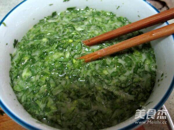 美味的香菜土豆翡翠饼做法图解4)