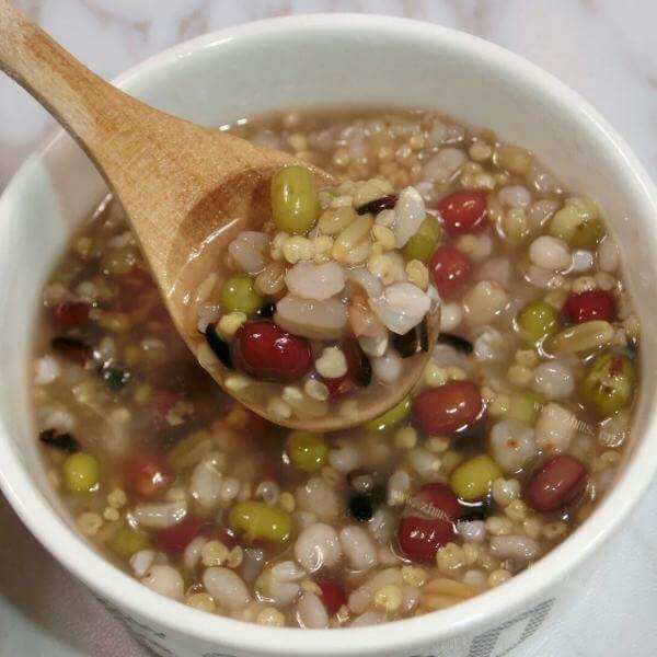 美味的杂蔬杂谷排毒粥
