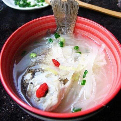 美味的小鲫鱼萝卜汤