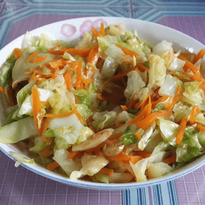 家常菜胡萝卜炒包菜