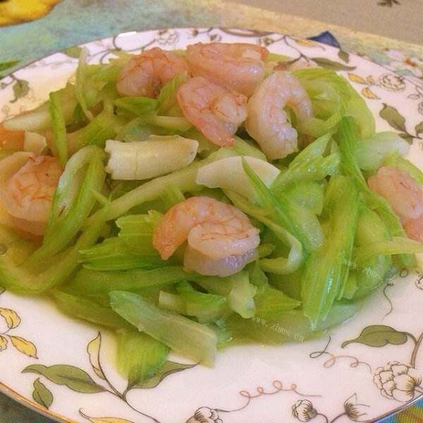 美味的西芹虾仁拌黑豆腐竹