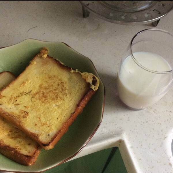 美味的煎鸡蛋面包片