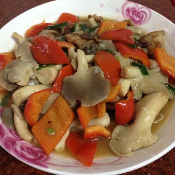 美味的双椒肉片炒秀珍菇