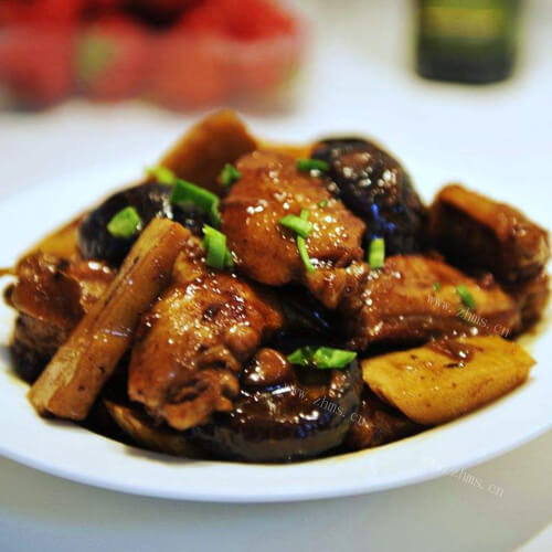 美味营养的冬笋炖鸡中翅