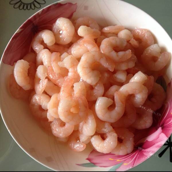 美味的清炒手剥河虾仁