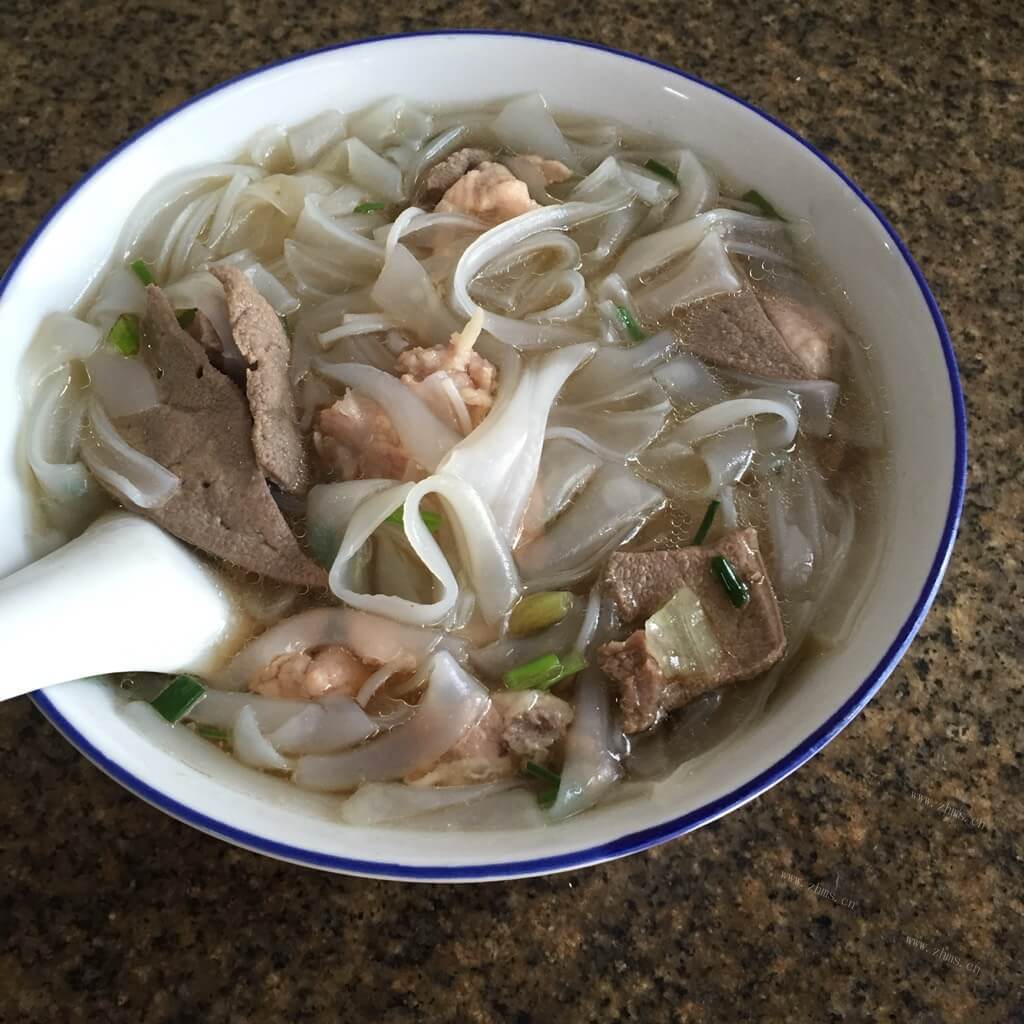 美味枸杞叶猪杂汤河粉