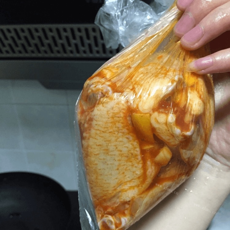 美味的奥尔良烤翅中做法图解3)