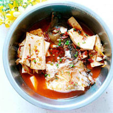鲜美的麻辣鱼头豆腐煲