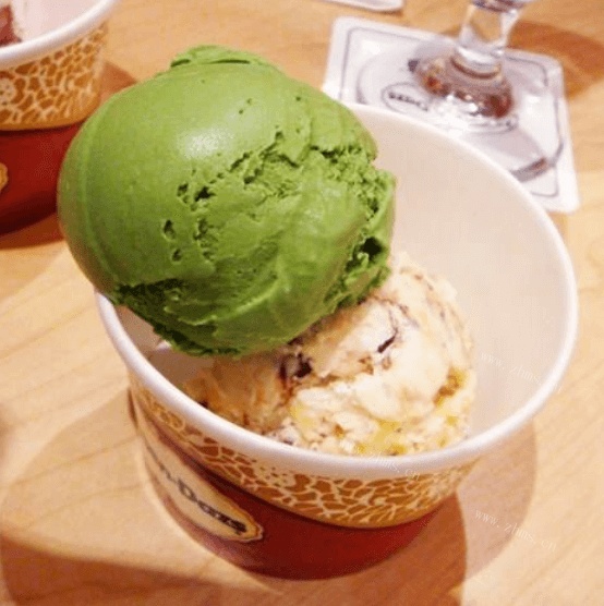 美味的纸杯抹茶冰淇淋