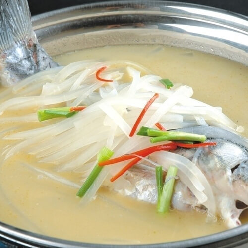自制白豆腐煮鲫鱼