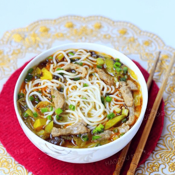 美味的酸菜肉丝面