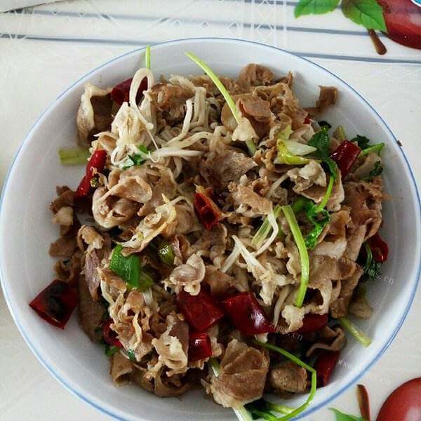 美味的羊肉卷金针菇