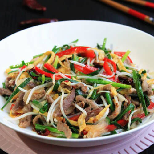 美味的银牙鸡蛋炒河粉