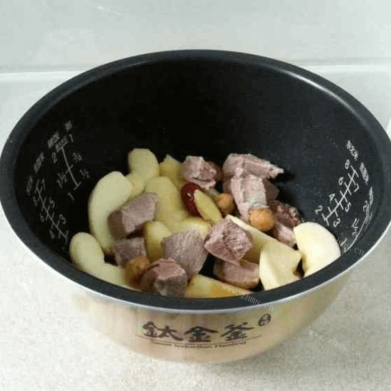 美味的苹果瘦肉汤做法图解6)