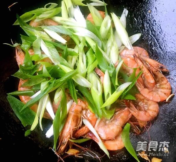 诱人的香葱爆海虾做法图解8)