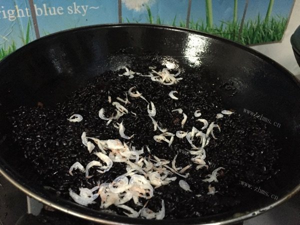 美味的炒黑米饭做法图解5)