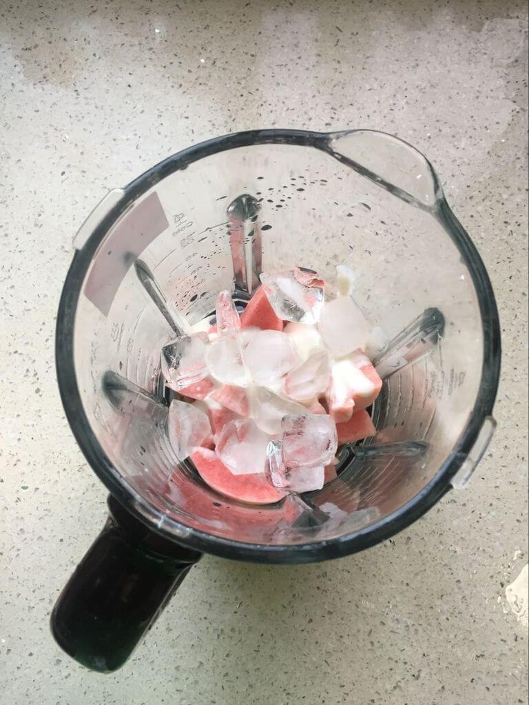 夏日酸奶鲜桃冰饮做法图解3)