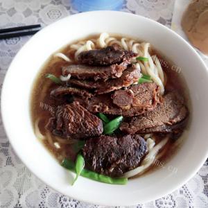 美味的豌豆苗牛肉面