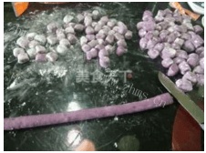 美味的芋圆西米露做法图解3)