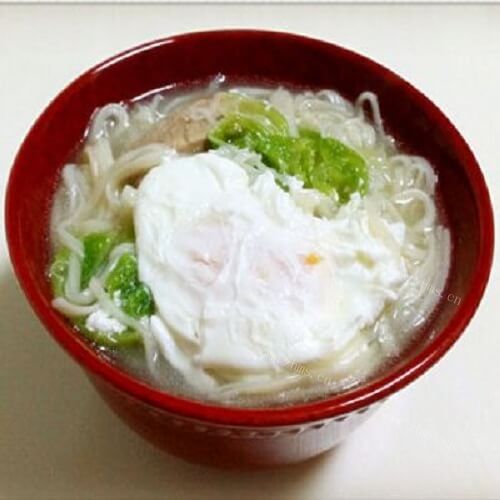 美味的卷心菜鸡蛋挂面