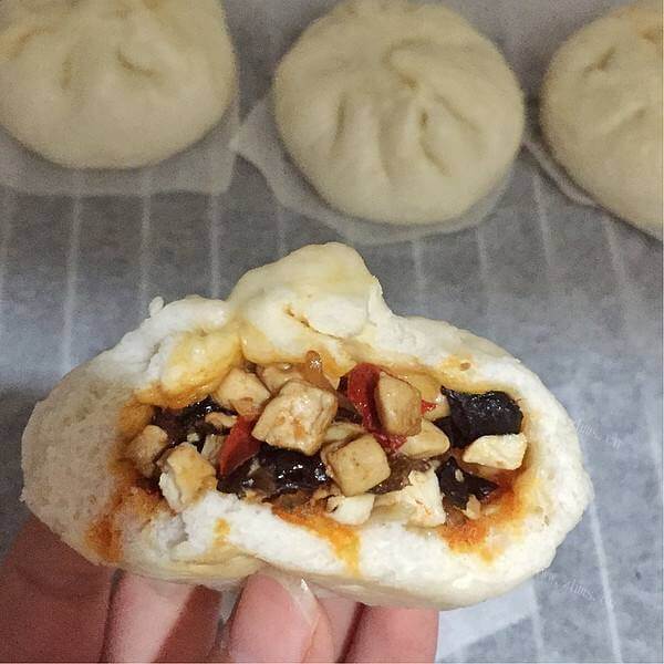 香喷喷的木耳豆腐包子