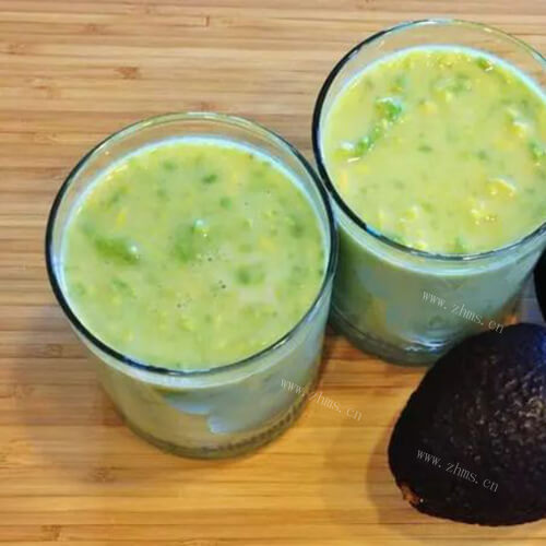 健康美味的鲜榨牛油果苹果橙汁 