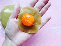 甜酥的中秋蛋黄月饼做法图解5)