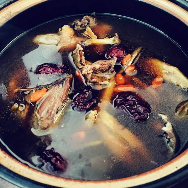 美味的香菇炖全番鸭