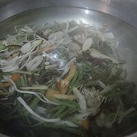 滋补的鸡肉菌菇汤做法图解5)