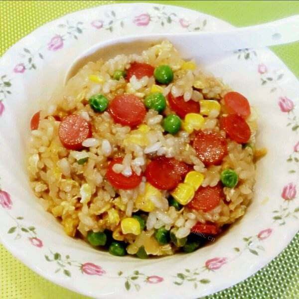 营养可口的玉米香肠雪菜炒饭