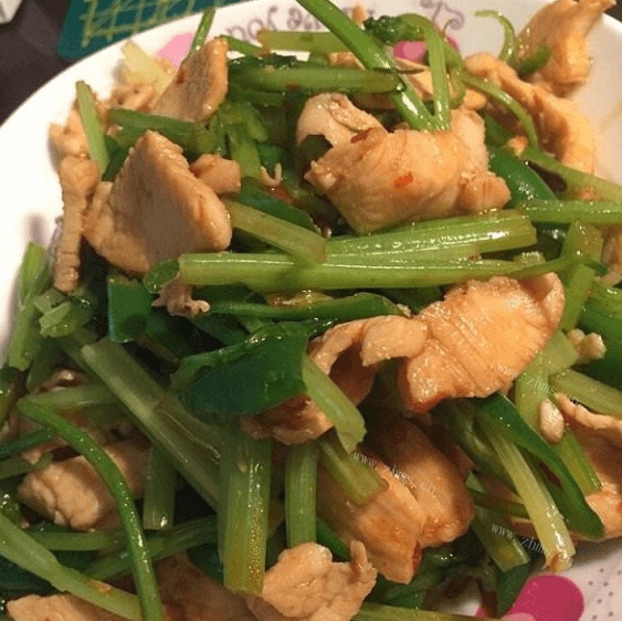 美味的香芹炒鸡肉